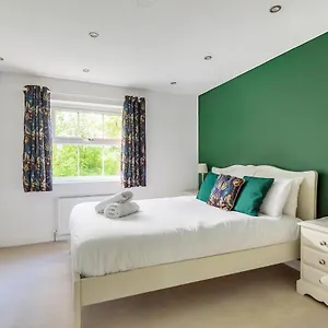 St Court - 2 Bed House 10 Mins To Station Holiday home York